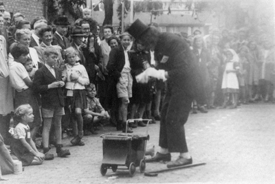 604779 Afbeelding Jo Wilbrink, verkleed als joker, tijdens een act met een baby die Adolf Hitler voorstelt, op het ...